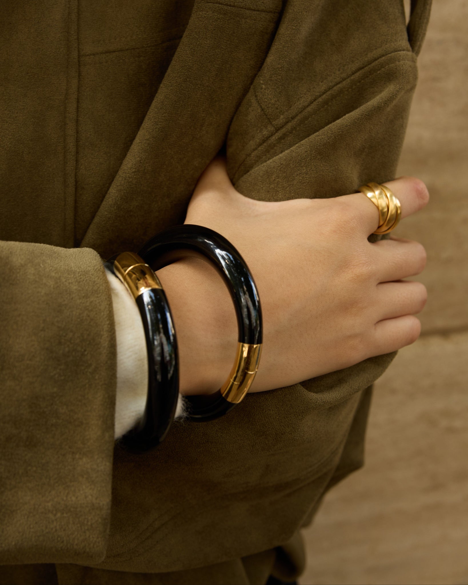 Black horn resin bangle / ENOX