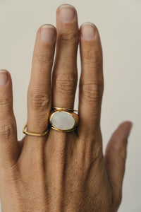 MOTHER OF PEARL / Golden signet ring